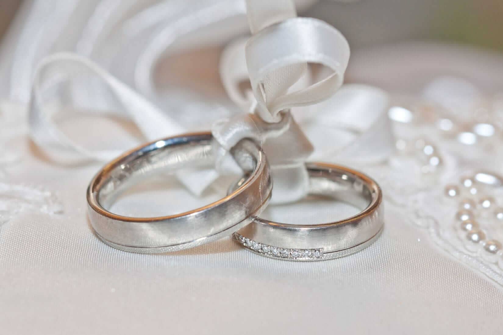 What Does White Gold Look Like: Characteristics and Visual Guide