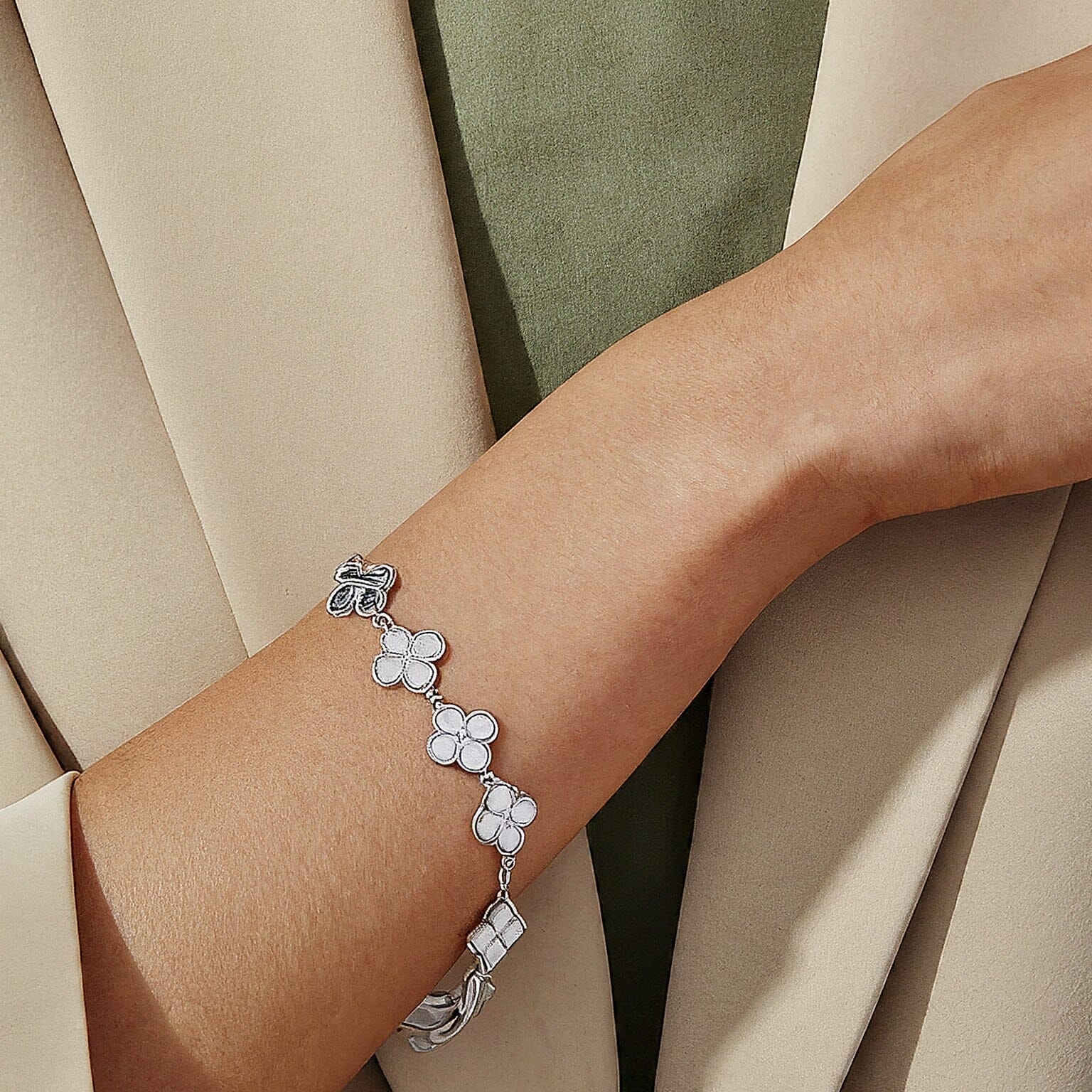 Clover Bracelet White Gold: A Gift of Love & Luxury