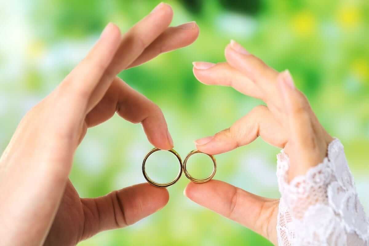 Should Wedding Bands Match: Unveiling the Truth Behind Couple Ring Etiquette